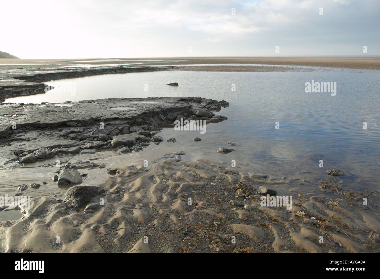 La spiaggia a Formby con preistorico giacimenti di torba evidente Foto Stock