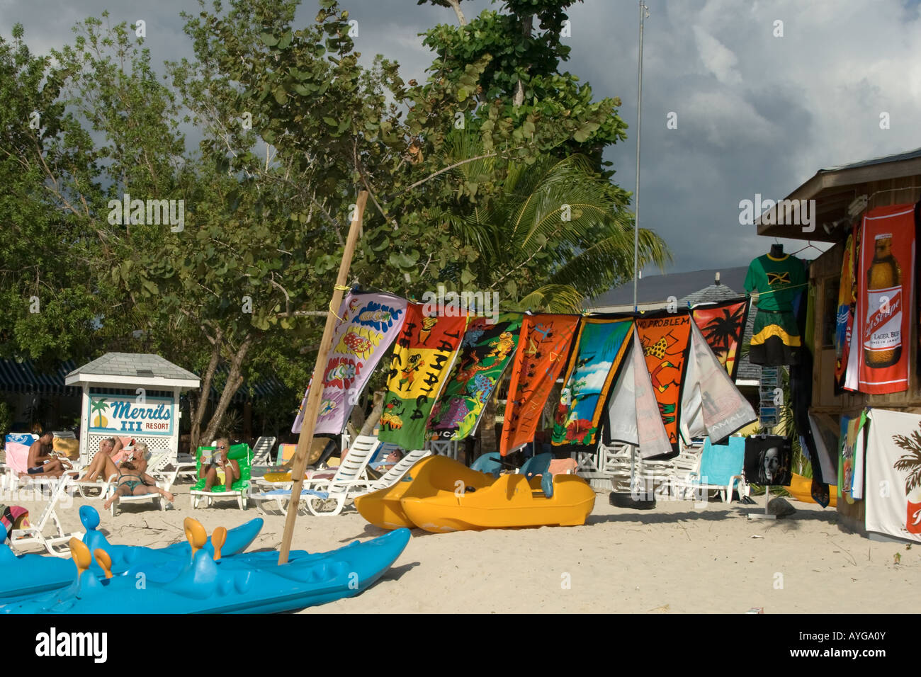 Giamaica Negril Beach bagno canovacci con motivi giamaicano Bob Marley Legend asciugamano da bagno Foto Stock