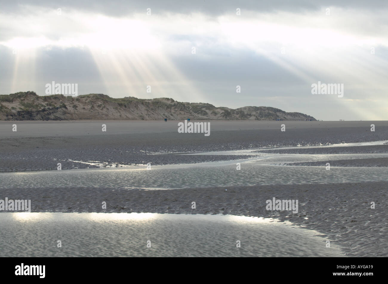 La luce del sole riflette la spiaggia con raggi solari Formby Merseyside Foto Stock