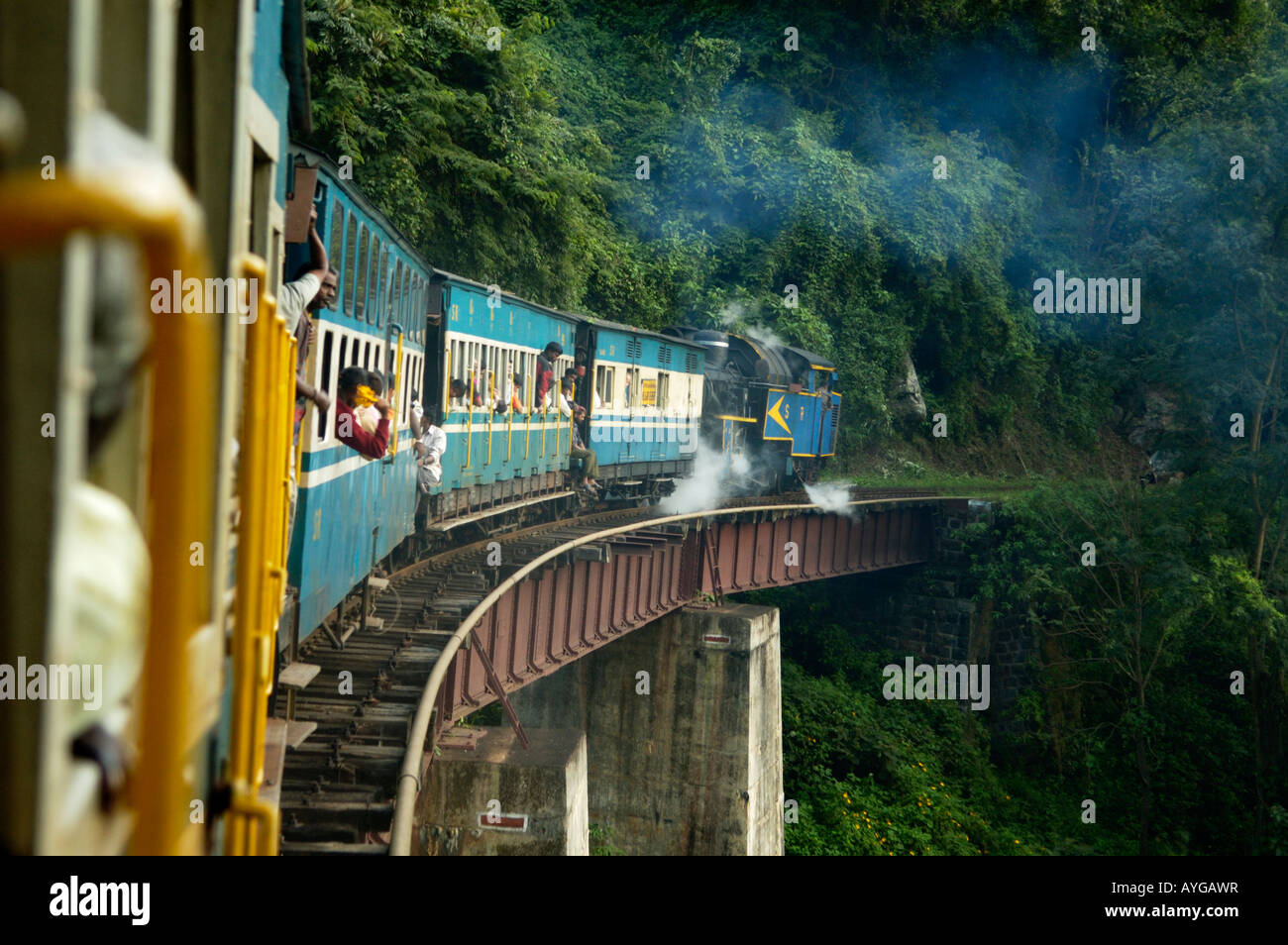 India, nello Stato del Tamil Nadu. Il Nilgiri ferrovia di montagna con la sua locomotiva a vapore è attraversato uno dei molti ponti. Foto Stock