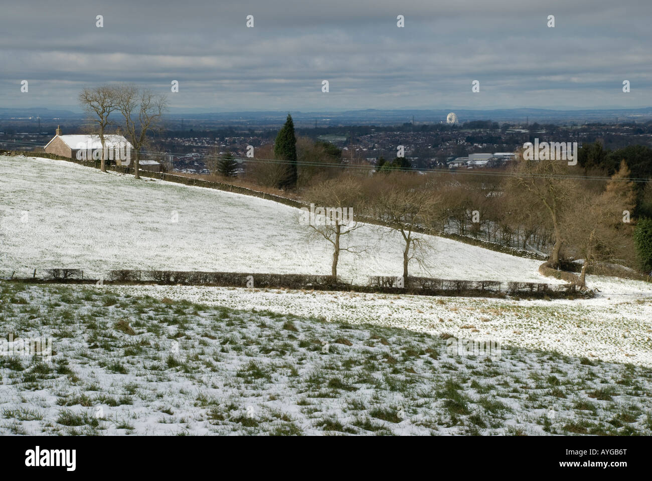 Inverno vista su Macclesfield e la pianura del Cheshire con Jodrell Bank telescopio illuminate dalla luce del sole 2008 Foto Stock