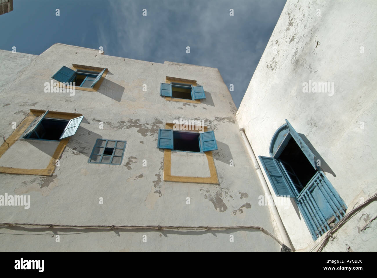 Edificio bianco con persiane blu in essaouira marocco Foto Stock