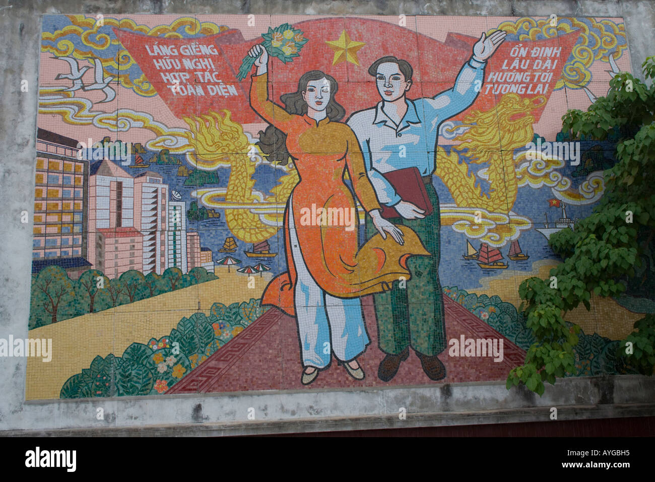 Arte comunista Mosaico di amicizia sul confine tra Cina Dongxing e Mong Cai Vietnam sul lato vietnamita Foto Stock