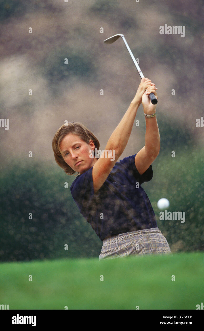 Donna golfista in azione Foto Stock