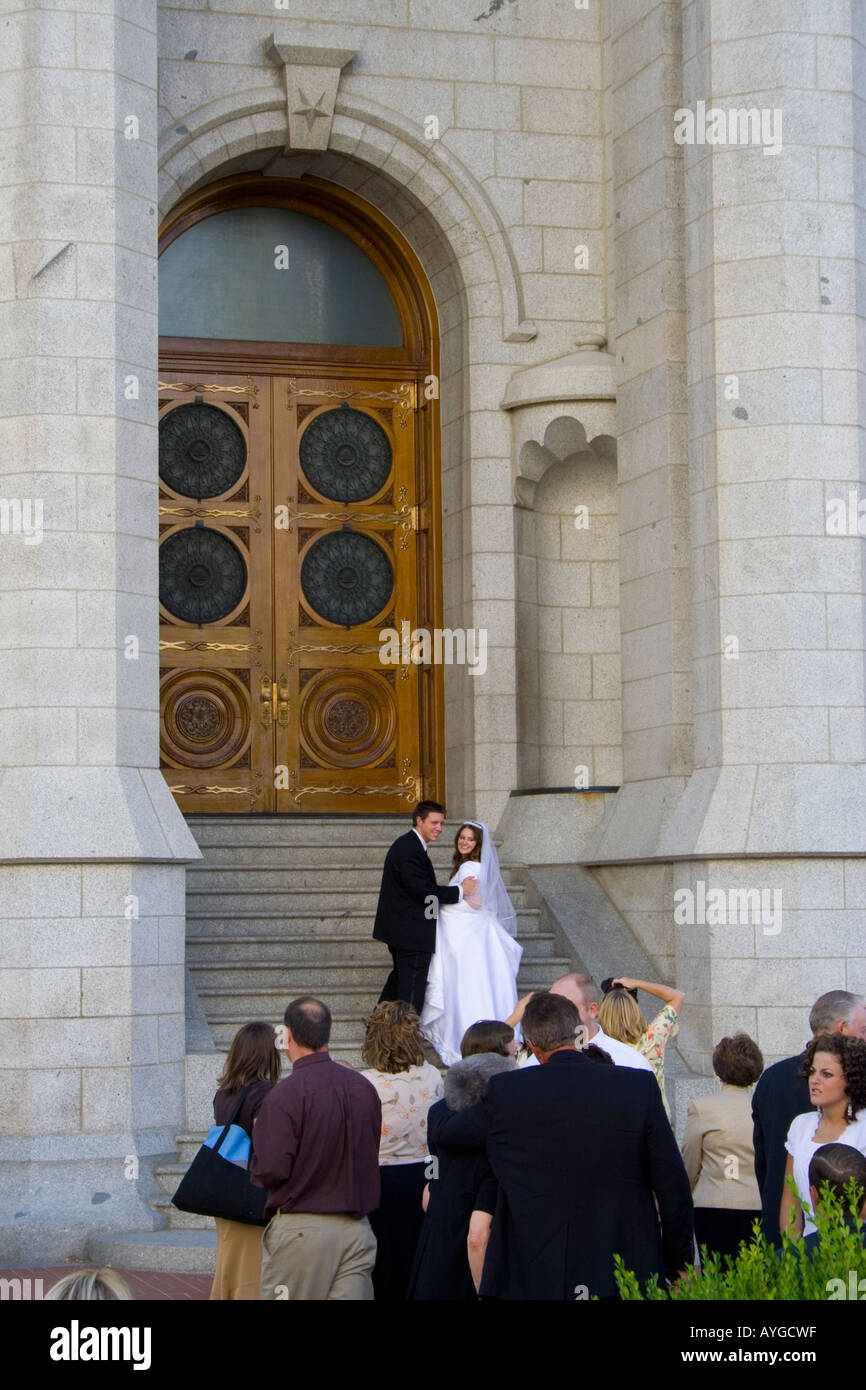 Il Mormon coppia sposata sui gradini del tempio Temple Square di Salt Lake City, Utah USA Foto Stock