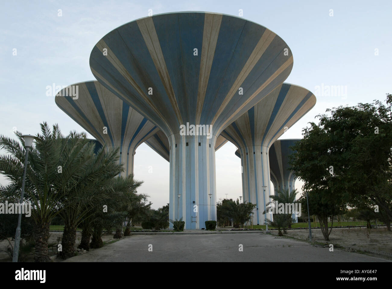 Torri di acqua in Kuwait City noto come le torri a fungo Foto Stock