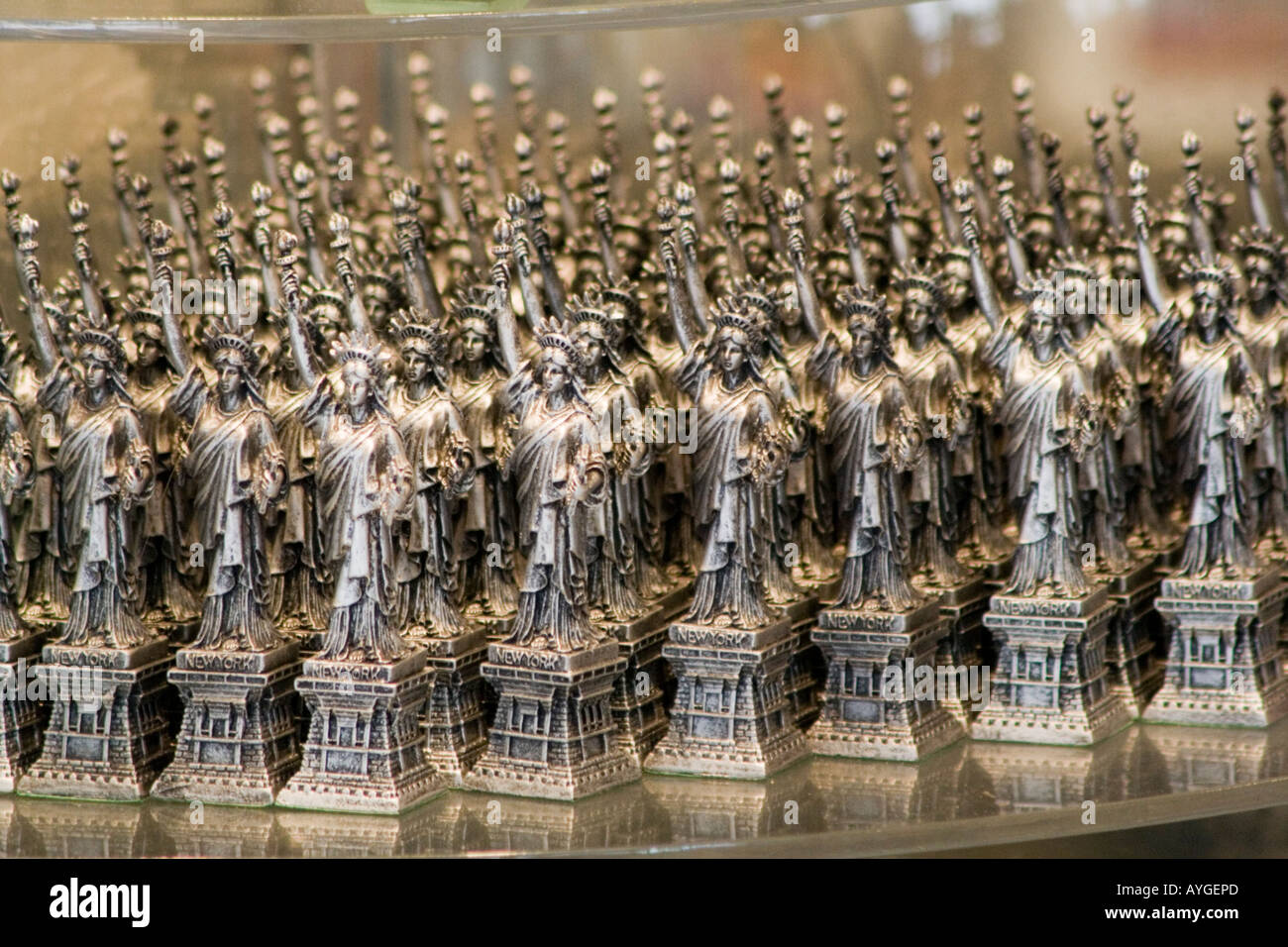 Molti piccoli souvenir copie della Statua della Libertà in una Times Square Tourist Shop New York City USA Foto Stock