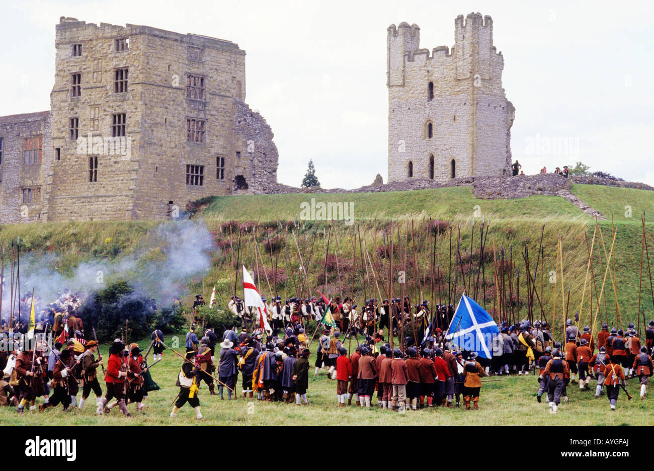 Castello di Helmsley Guerra Civile Inglese rievocazione dello Yorkshire Regno Unito Inghilterra storica battaglia soldati pikes pikemen bandiere pistola banner Foto Stock