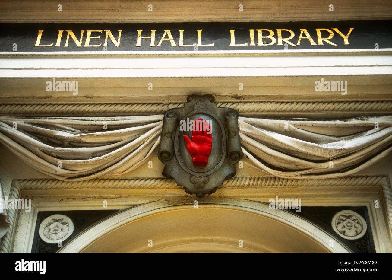 La Mano rossa all'ingresso Linen Hall Library centro di Belfast Irlanda del Nord Foto Stock