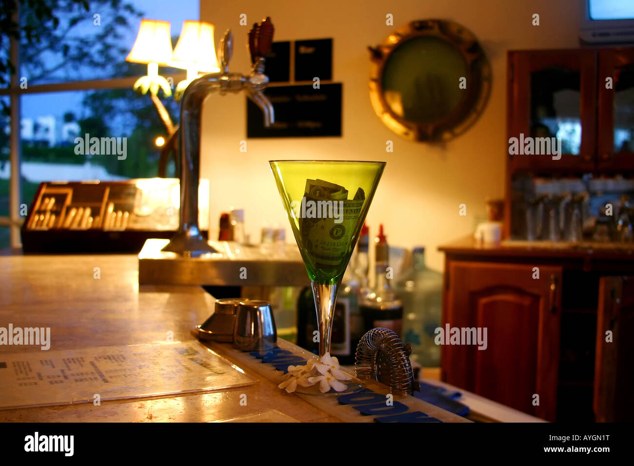 Cocktail presso un bar alla moda e moody luci Foto Stock