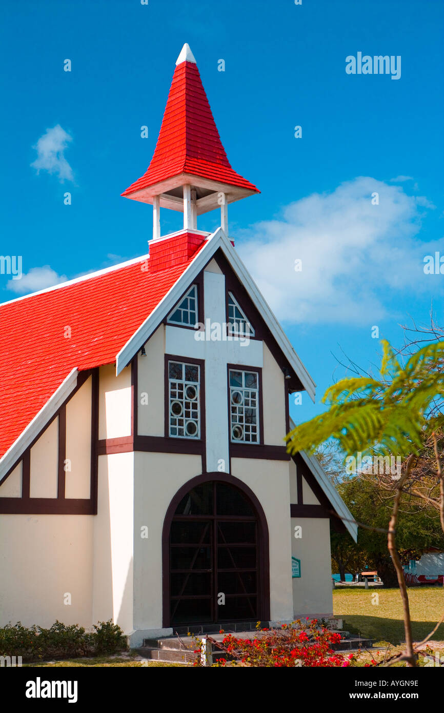 Notre Dame Auxiliatrice chiesa con caratteristico tetto rosso a Cap Malheureux a nord di Mauritius. Foto Stock
