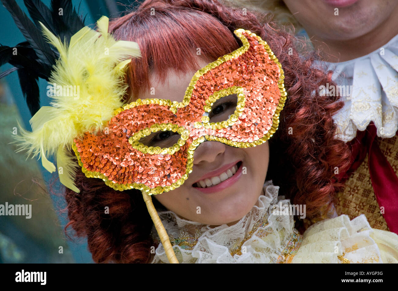 Una persona nel Mardi Gras costume e maschera Foto Stock