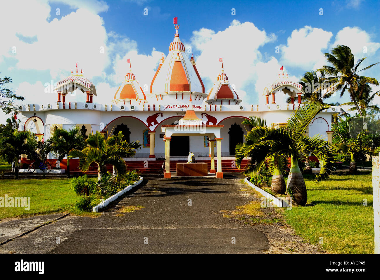 Un attraente tempio indù vicino il popolare villaggio di Grand Baie, Mauritius Foto Stock