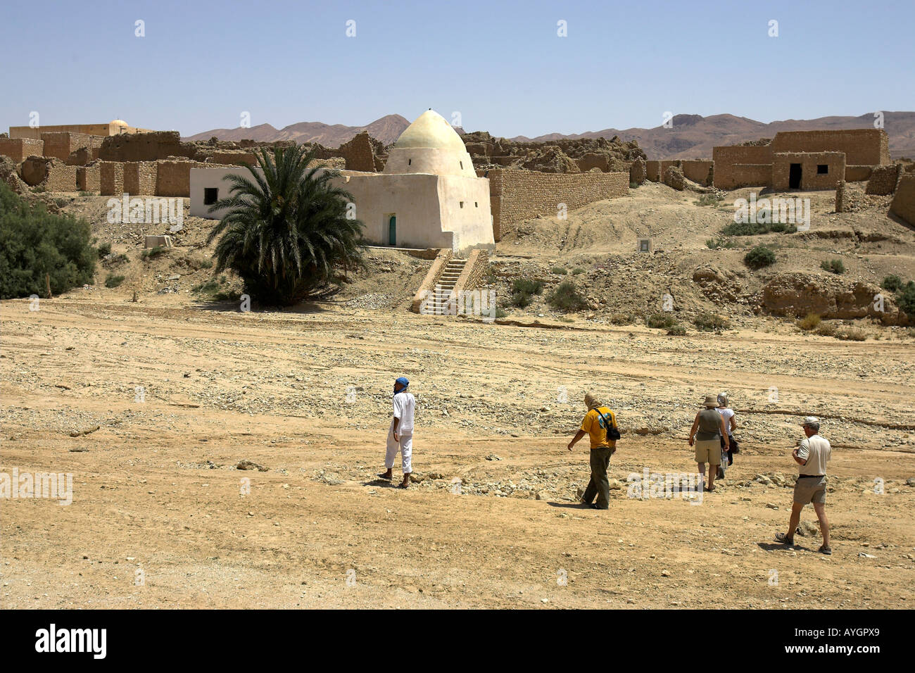 Preparare i visitatori a esplorare il vecchio Tamerza rovinato antica Berber oasis village Tunisia Foto Stock