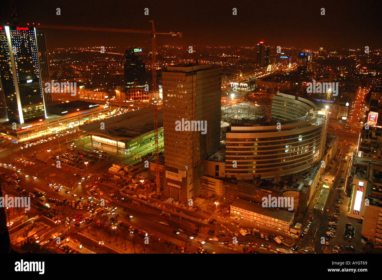 Golden terrazze shopping mall e la stazione ferroviaria principale di Varsavia Foto Stock