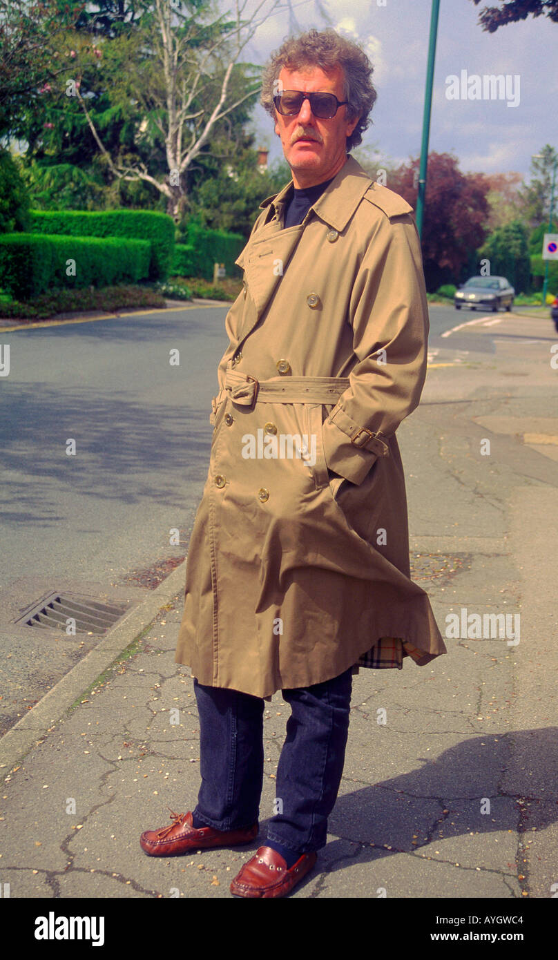 Uomo in cappotto Burberry in strada Foto Stock