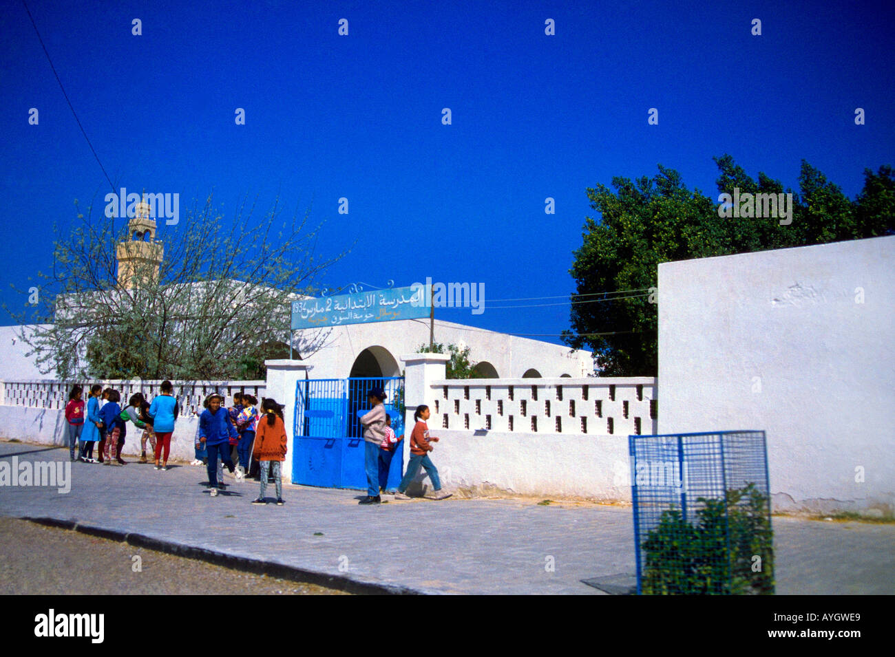 Gerba Tunisia ai bambini musulmani al di fuori della scuola Foto Stock