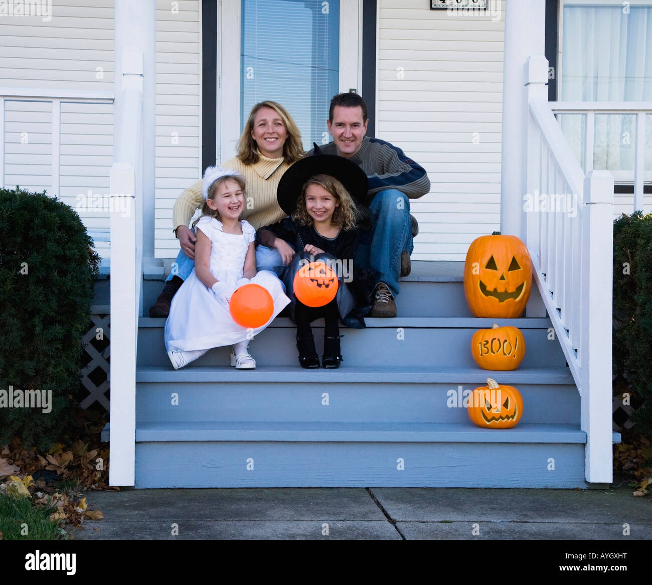 Famiglia con le figlie vestite di strega e principessa costumi di Halloween Foto Stock