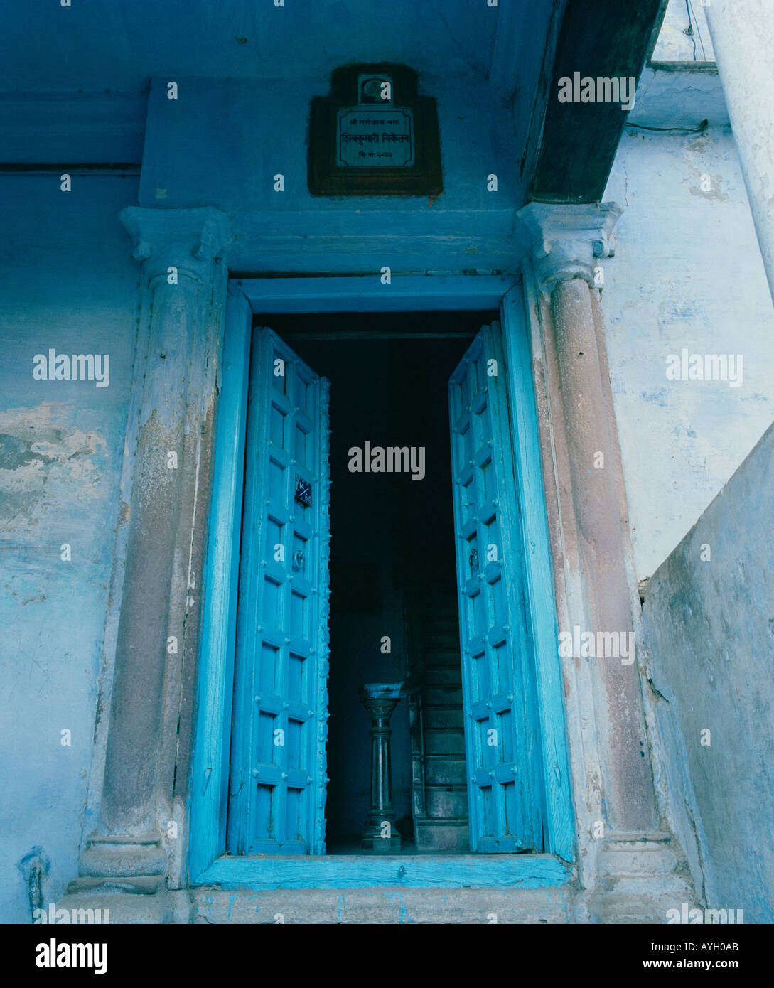 La cultura indiana. Una porta blu a Jaipur nel Rajasthan in India in Asia del Sud.Travel Wanderlust evasione Foto Stock