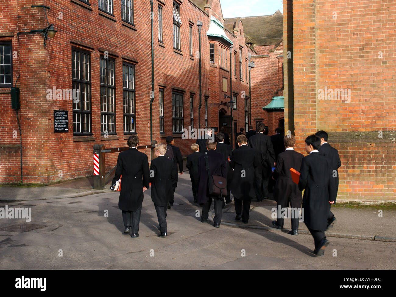 Gli studenti a scuola a piedi Eton Foto Stock