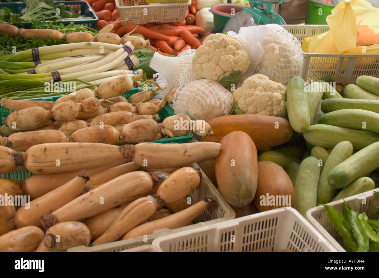 Ortaggi con lotus root, cavolfiore, il cetriolo, la carota e gli altri per la vendita sul mercato cinese in stallo, Malaysia Foto Stock