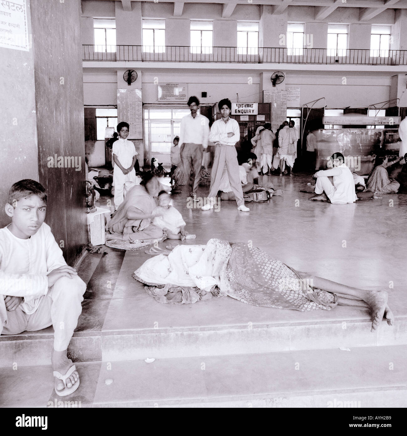 Varanasi Benares stazione ferroviaria in Uttar Pradesh in India in Asia del  Sud. La povertà di trasporto persone povere vita Lifestyle Travel  Wanderlust evasione Foto stock - Alamy