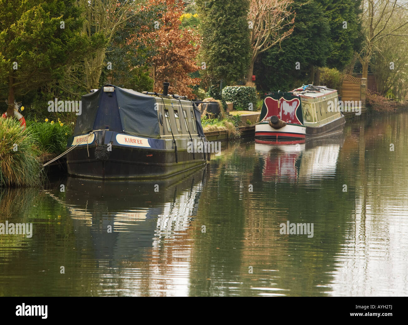 Strette barche ormeggiate sul Grand Union Canal vicino a serratura Batchworth Rickmansworth, Herts, West London Foto Stock