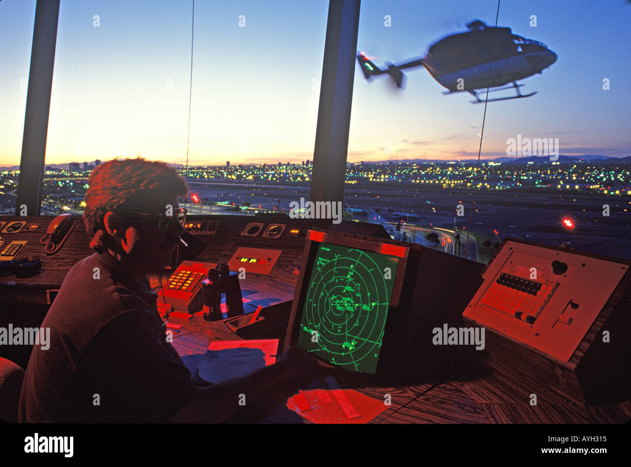 Un elicottero ottiene il gioco per l'aeroporto partono dall'aviazione torre di controllo Foto Stock