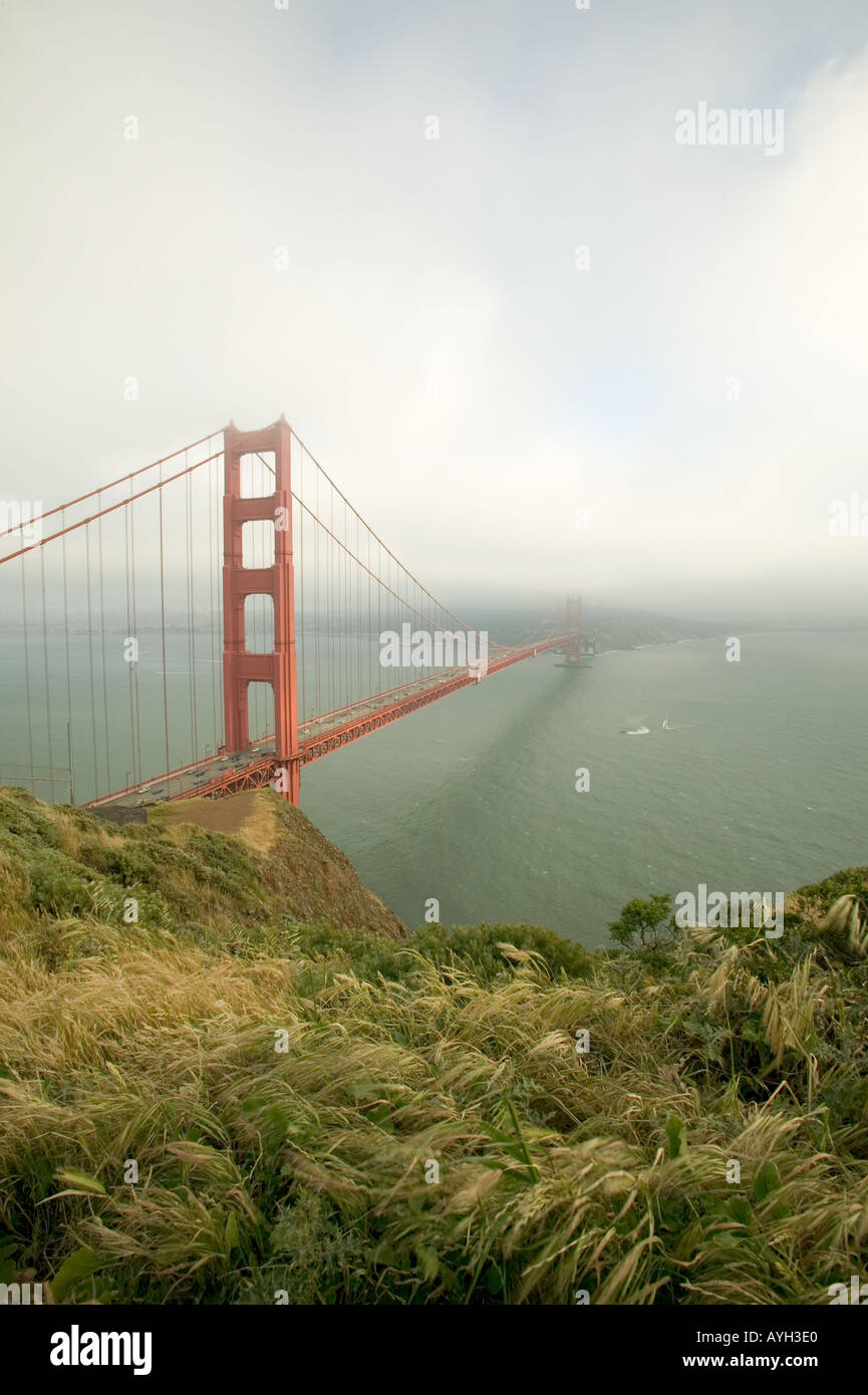 Set di nebbia intorno al Golden Gate Bridge di San Francisco. Vista da Marin County guardando a sud verso la città di San Francisco Foto Stock