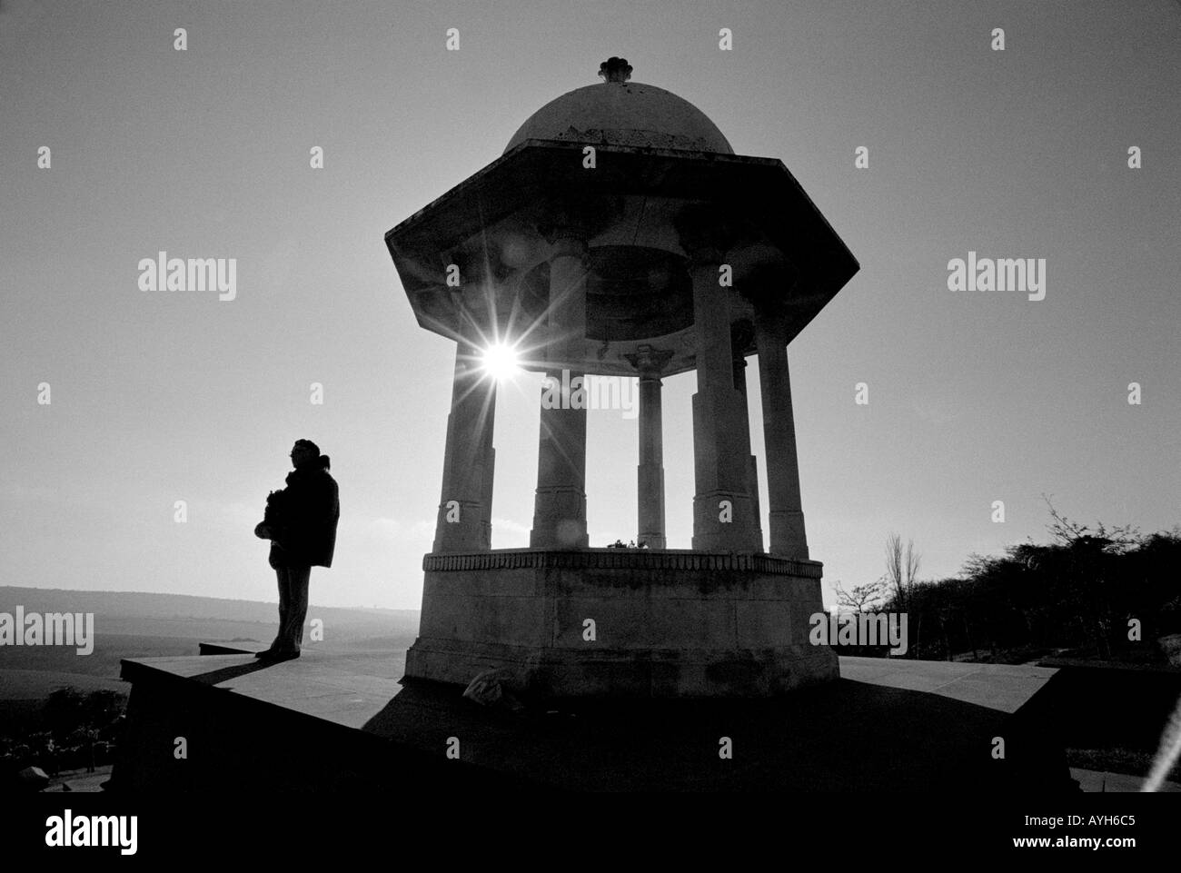 Il Chattri. Sorge sul sito di un ghat o pira funeraria dove 53 indù e sikh soldati sono stati cremati durante la prima guerra mondiale Foto Stock