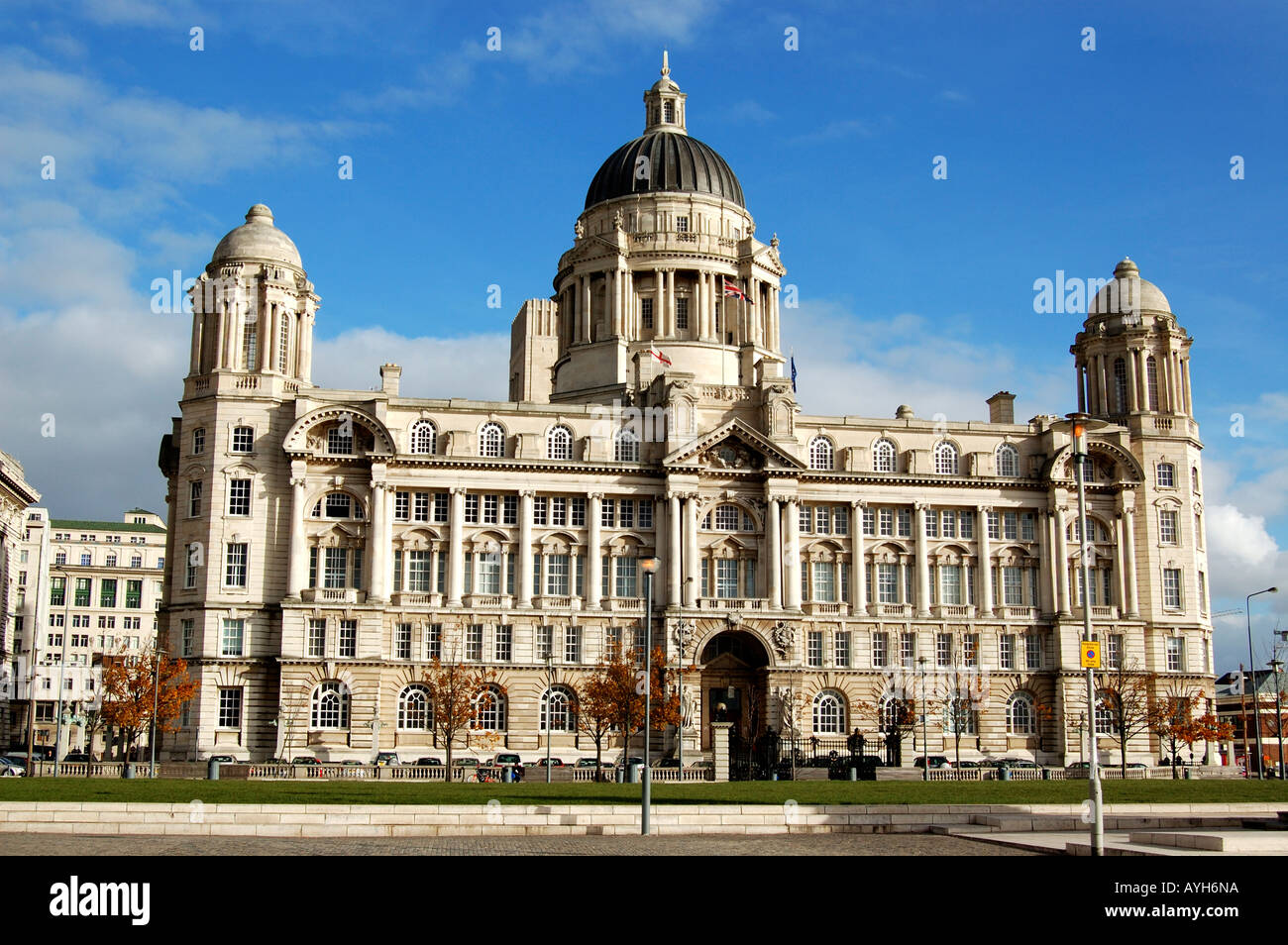 L'ex uffici del Mersey Docks e Harbour Board , uno dei tre edifici storici che compongono il ' Tre Grazie ' Foto Stock