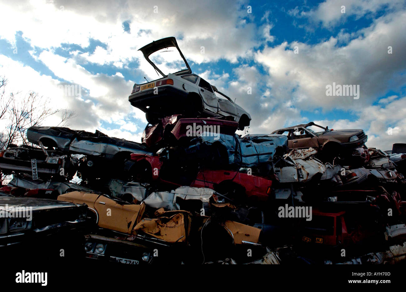 Rottamazione di usurati e automobili abbandonate impilati in un scrapyard nella campagna britannica Foto Stock