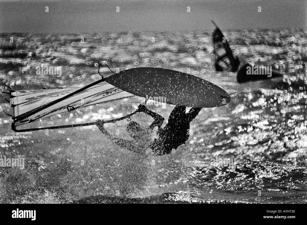 Windsurf si capovolge con un tocco durante il Windsurf World Championships in Brighton, Sussex, nei primi anni novanta. Foto Stock