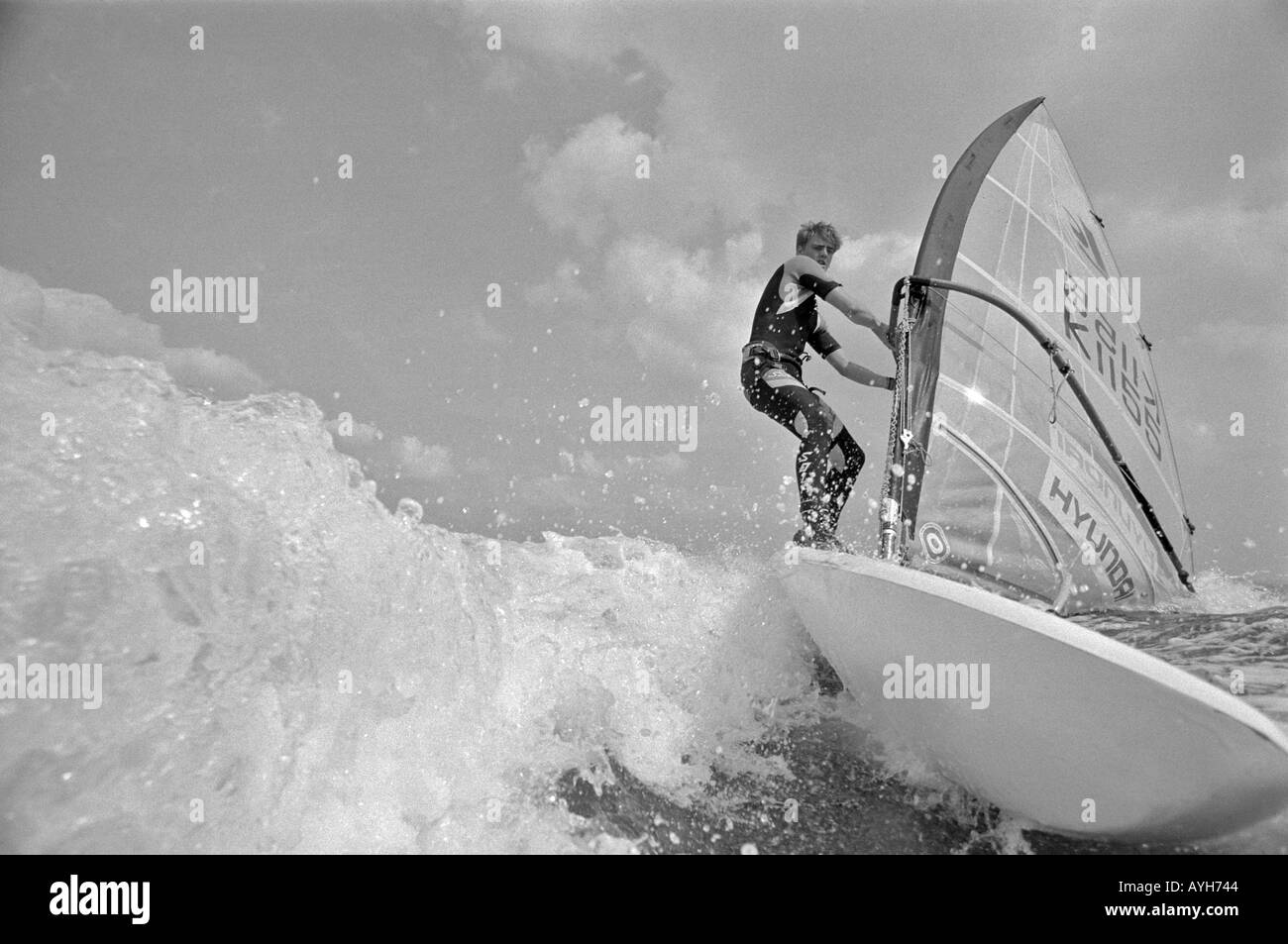 Windsurf off la spiaggia di Brighton Sussex England Regno Unito Gran Bretagna all'inizio degli anni novanta. Foto Stock
