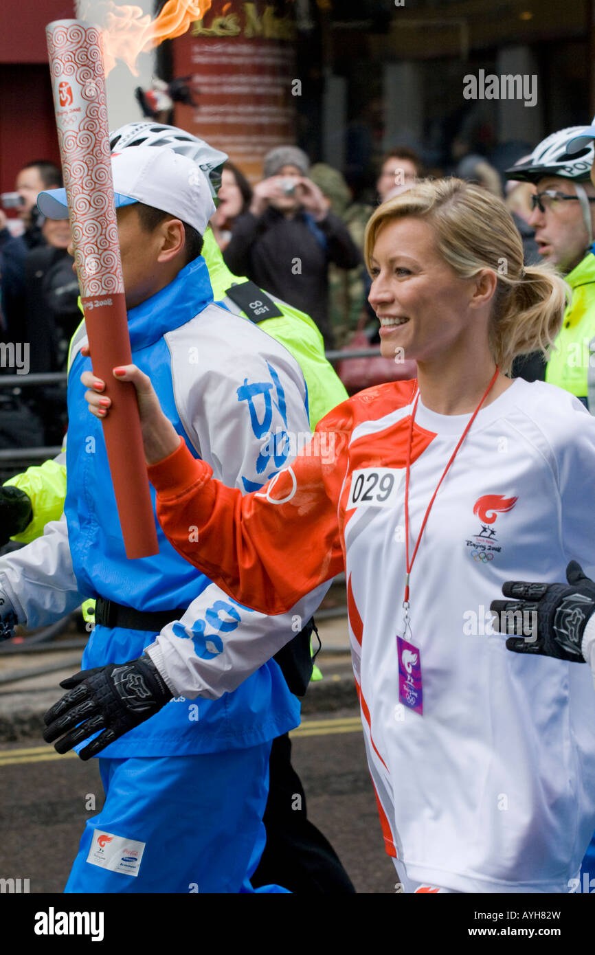 Denise van Outen corre con la torcia Olimpica Shaftesbury Avenue London Inghilterra 6 Aprile 2008 Foto Stock