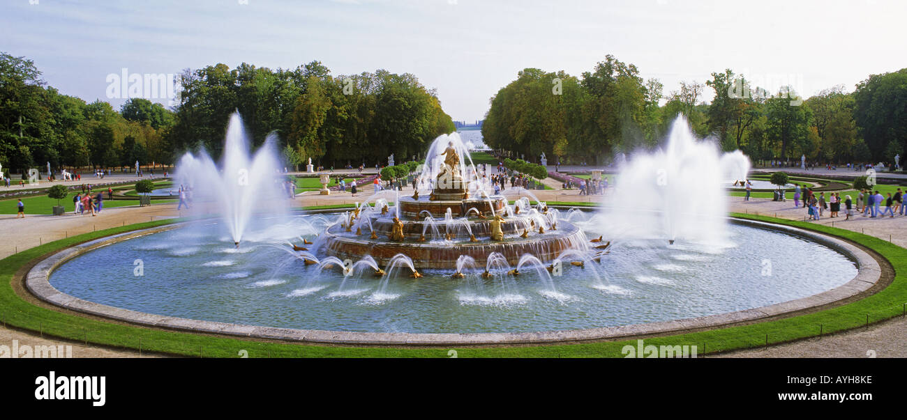 Architettura barocca seicentesca del giardino del palazzo fontana al Louis X1V Reggia di Versailles FRANCIA Foto Stock