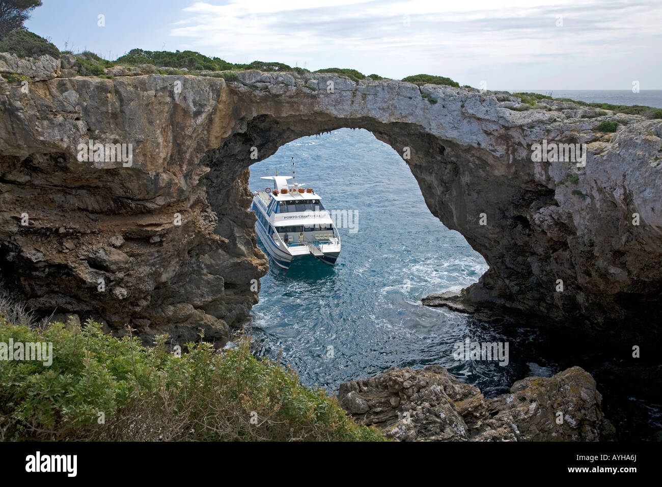 La barca turistica e pietra naturale arch.vicino a Porto Cristo.Mallorca Island.Spagna Foto Stock