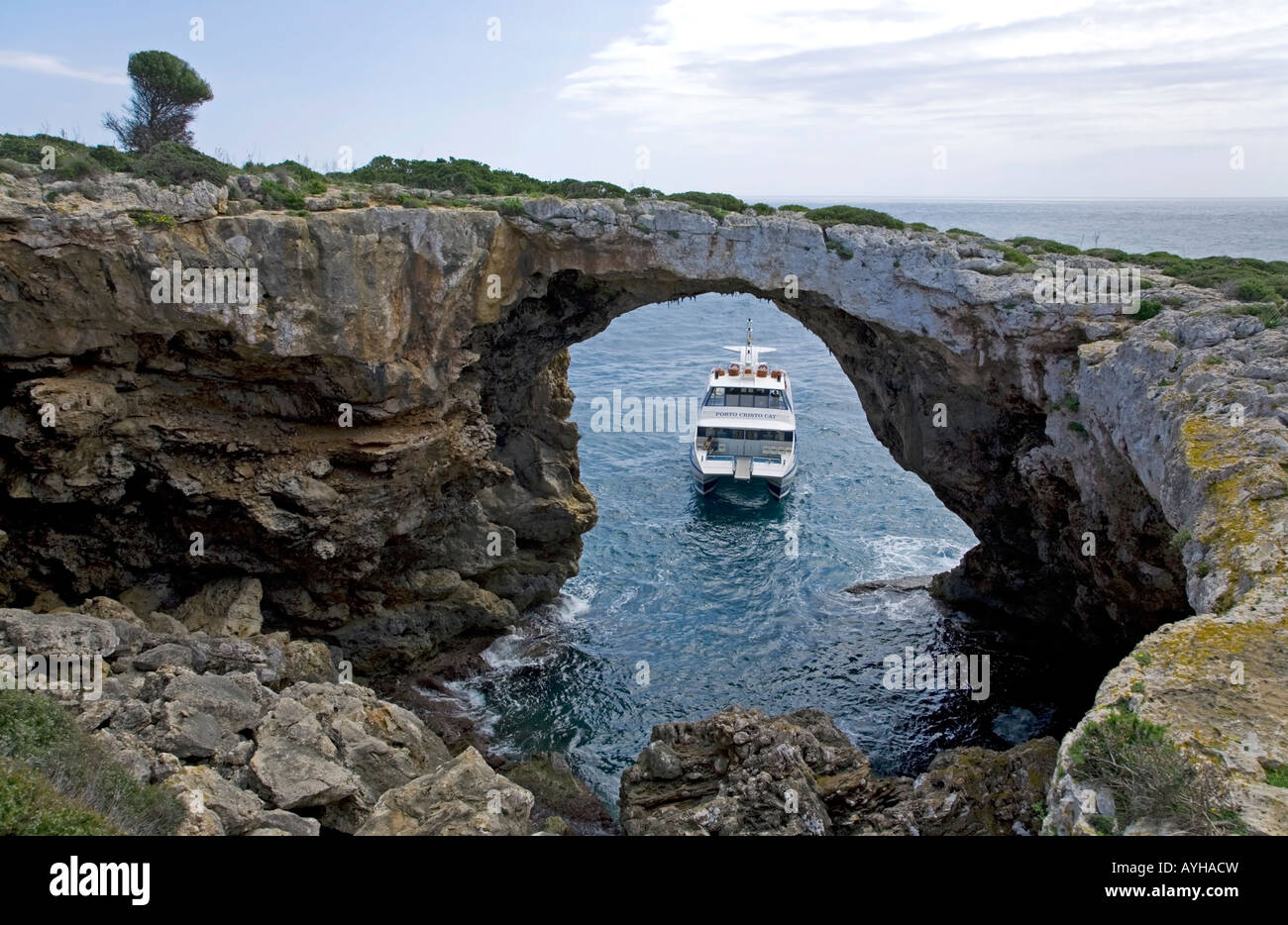 La barca turistica e pietra naturale arch.vicino a Porto Cristo.Mallorca Island.Spagna Foto Stock