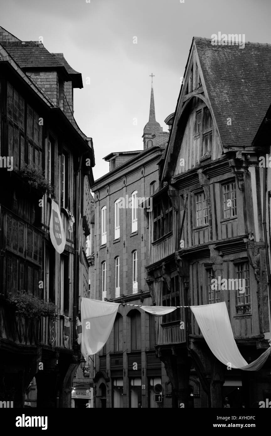 Dinan Place des Cordeliers tipiche case nella città vecchia Foto Stock