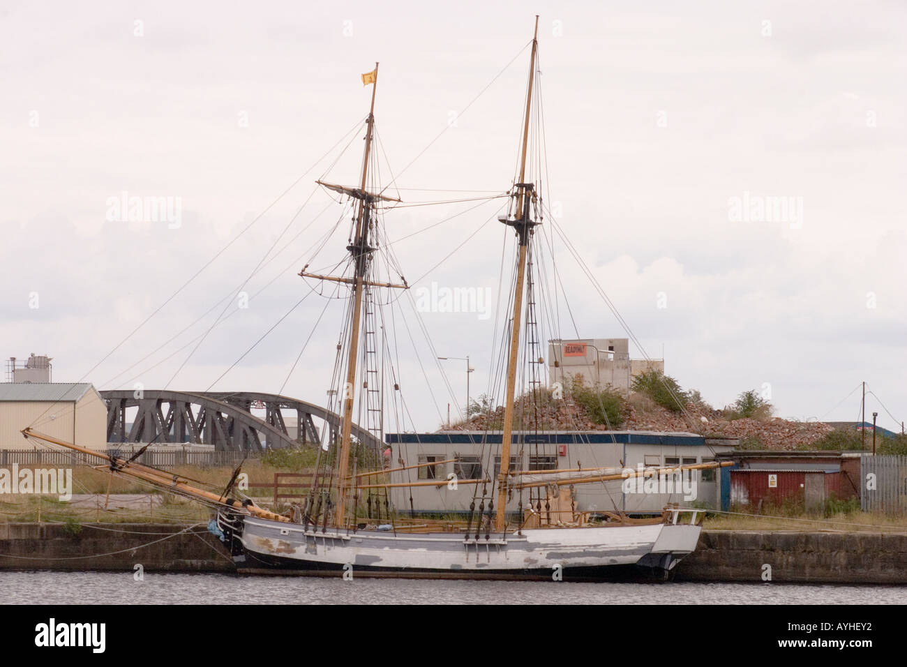 Vecchia nave a vela in attesa di restauro per la Baia di Cardiff Regno Unito Foto Stock