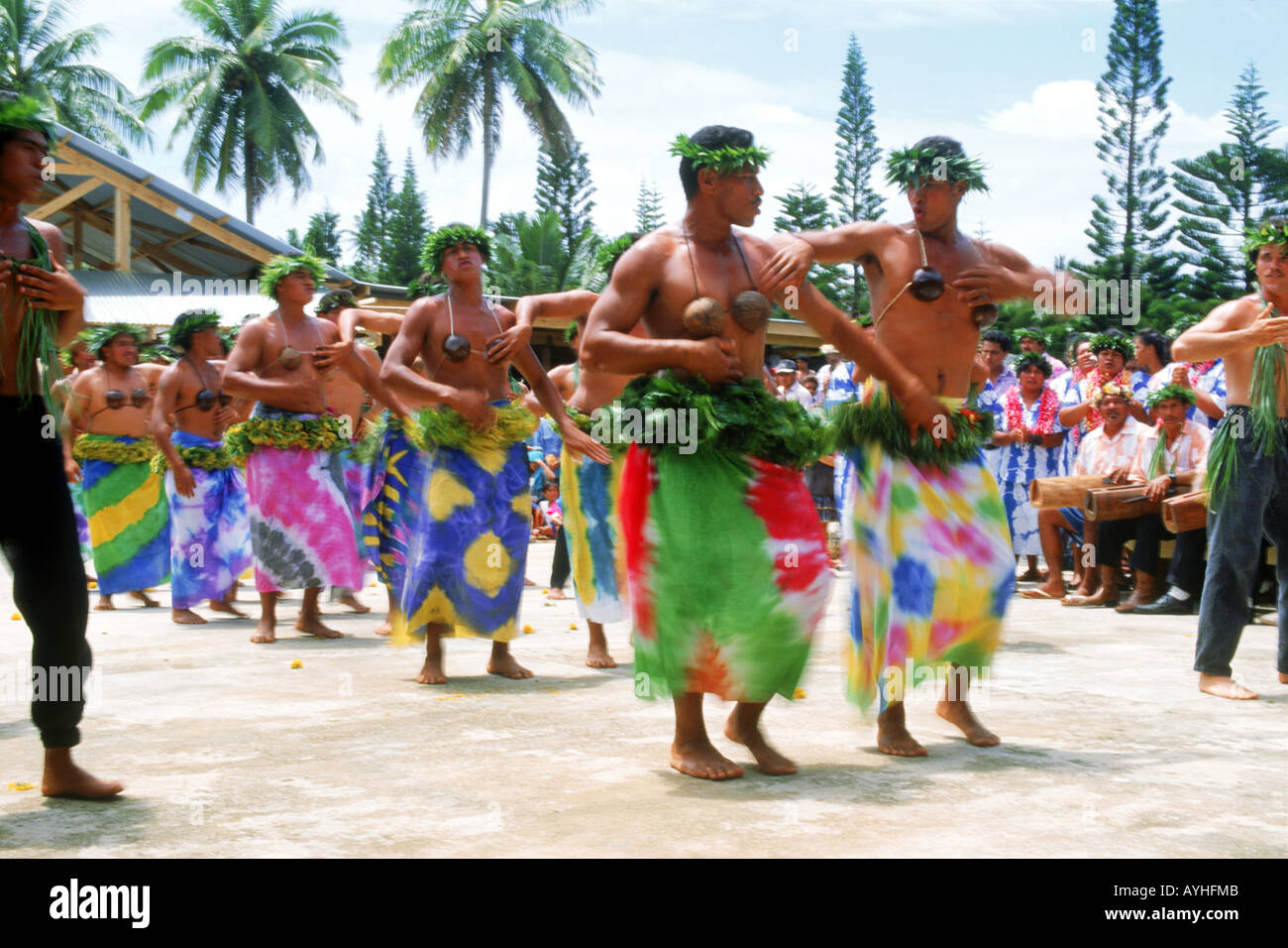 Uomini polinesiano in donne del vestito dancing scherzosamente native per musica di Aitutaki nelle Isole Cook Sud Pacifico Foto Stock