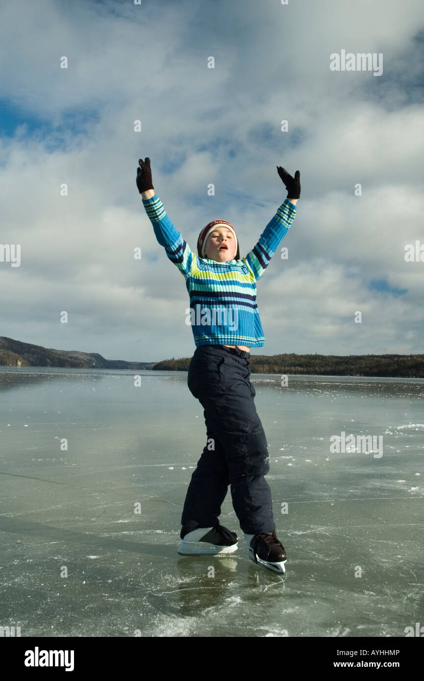 Ragazza il pattinaggio sul lago ghiacciato Foto Stock