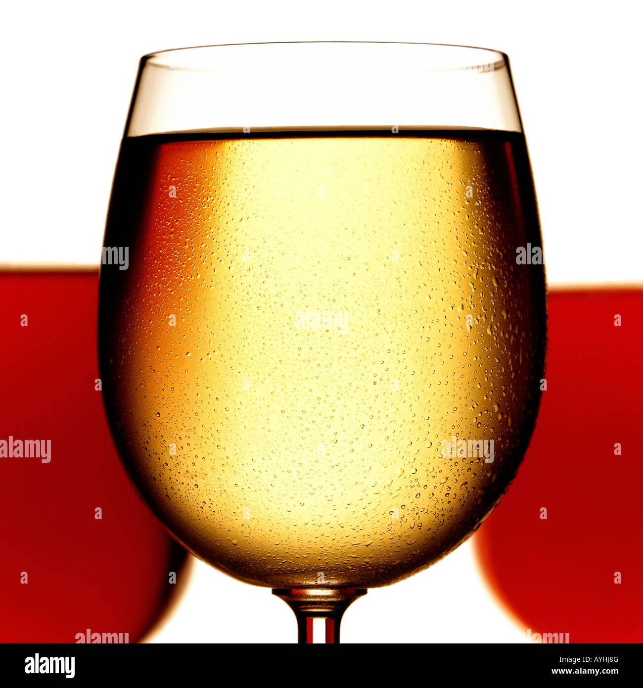 Colpo di 3 bicchieri di vino , uno bianco e due rossi Foto Stock