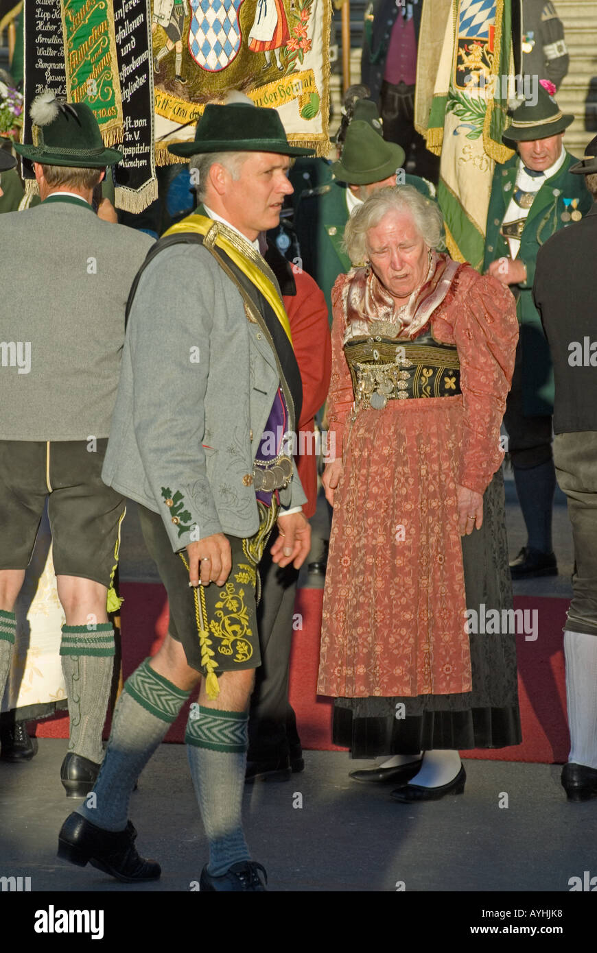 Monaco di Baviera, Germania. Uomo e donna anziana in tradizionale costume  bavarese Foto stock - Alamy