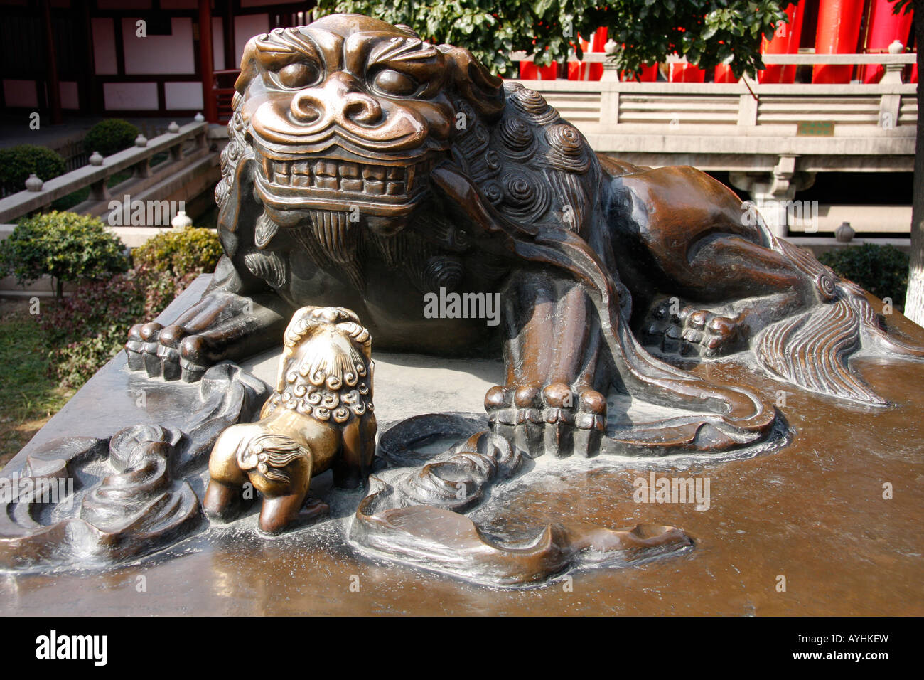 Statua di bronzo di un leone il cane e il suo cucciolo nel famoso,storica collina della tigre Pagoda giardini di Suzhou Cina Foto Stock