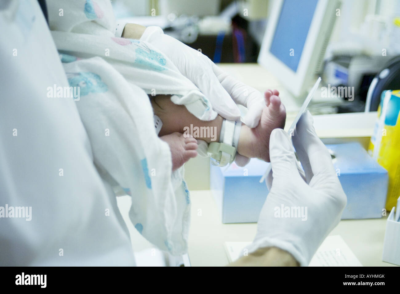 Infermiere che prende impronte di neonati in ospedale dopo il parto. Foto Stock