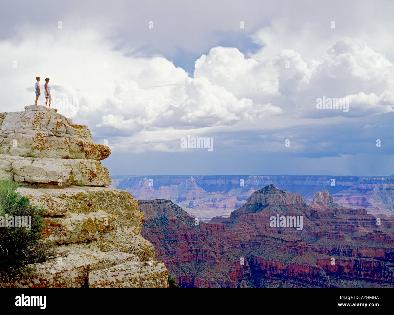 Gli ospiti in piedi presso il Bright Angel punto sul North Rim del Grand Canyon in Arizona Foto Stock