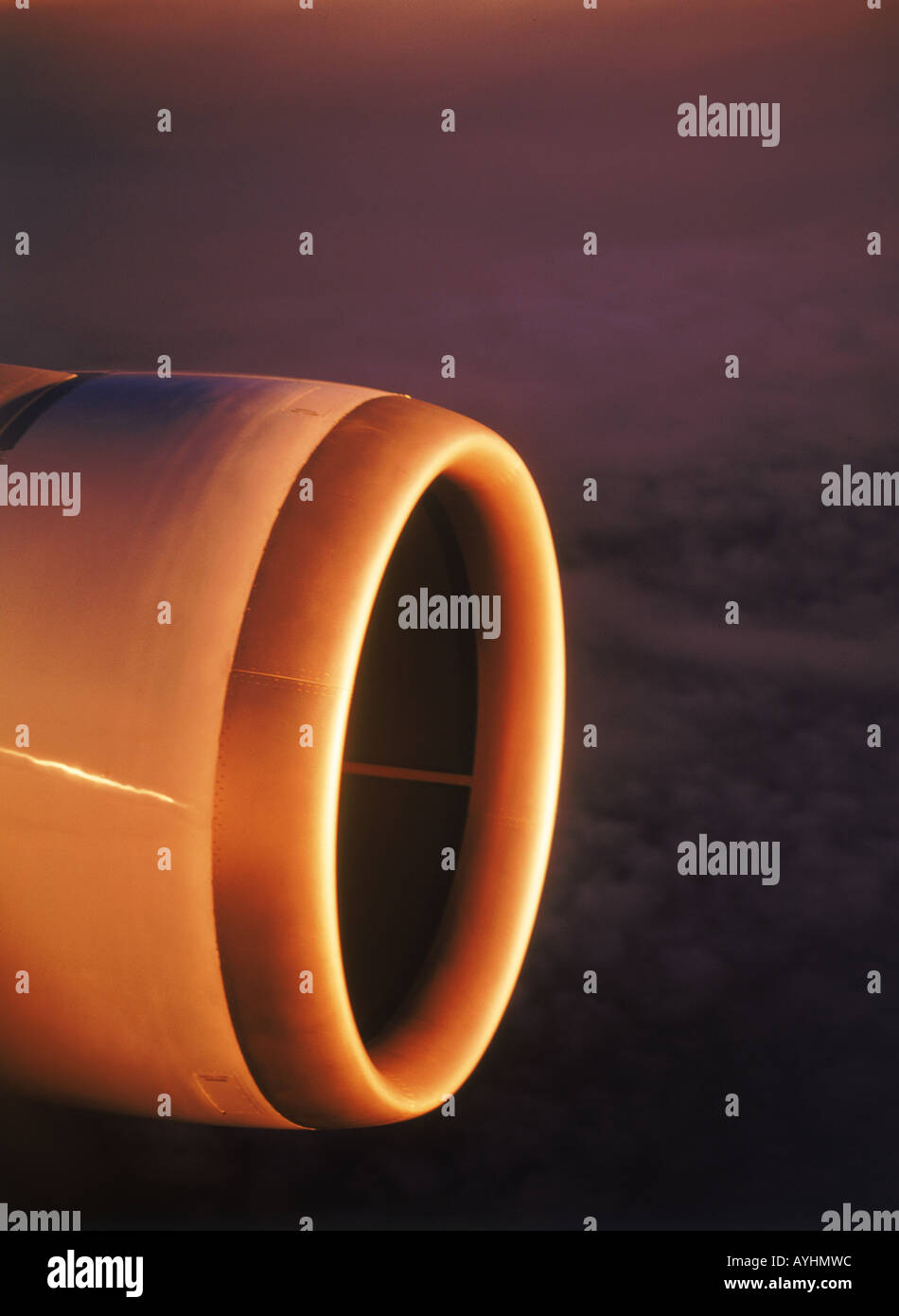 Motore jet in volo che riflette la luce di sunrise Foto Stock
