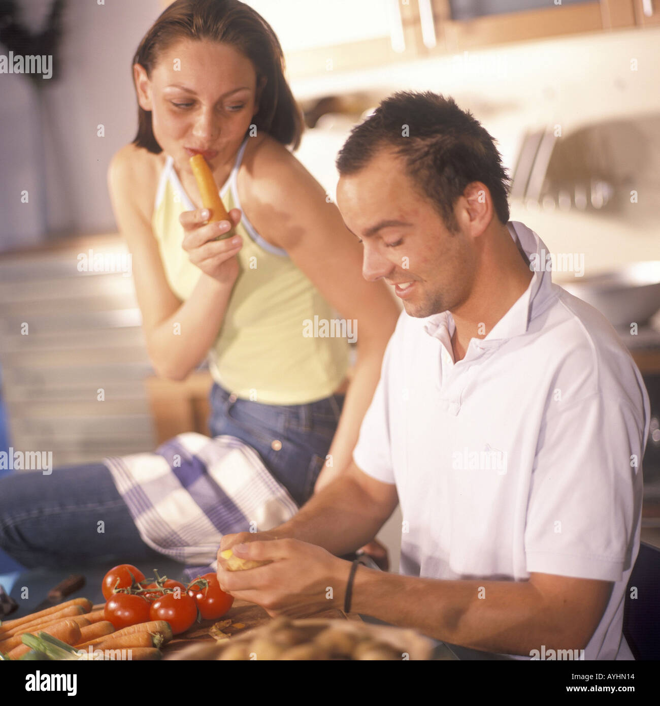 Paar bei der Zubereitung von Essen Foto Stock