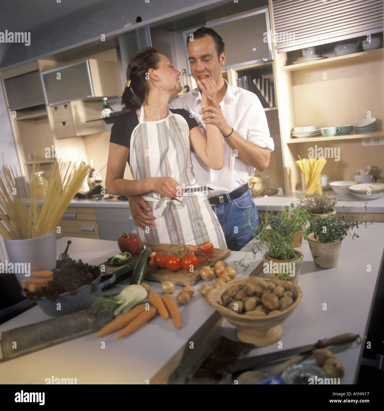 Paar beim gemeinsamen Kochen Foto Stock
